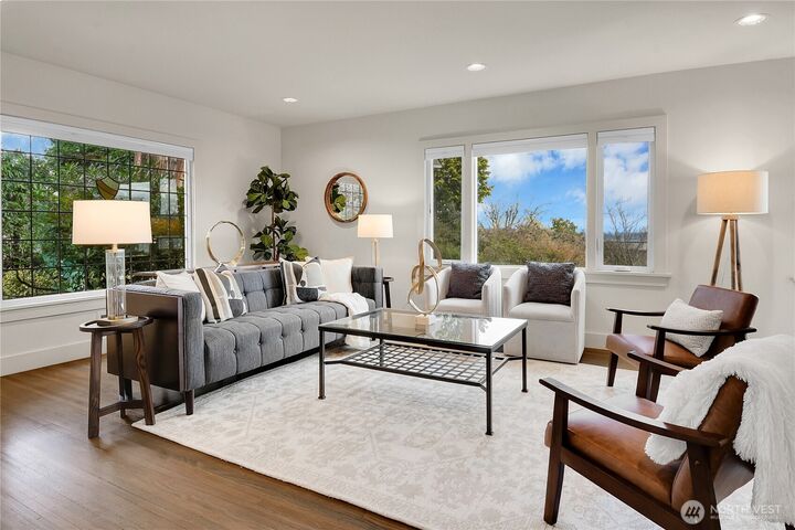 Property Photo:  520  Wellington Avenue  WA 98122 