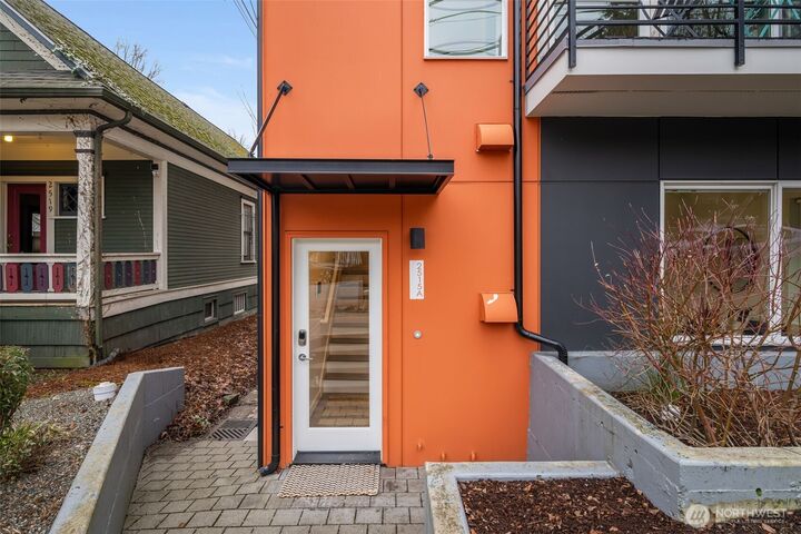 Property Photo:  2515 E Yesler Way A  WA 98122 