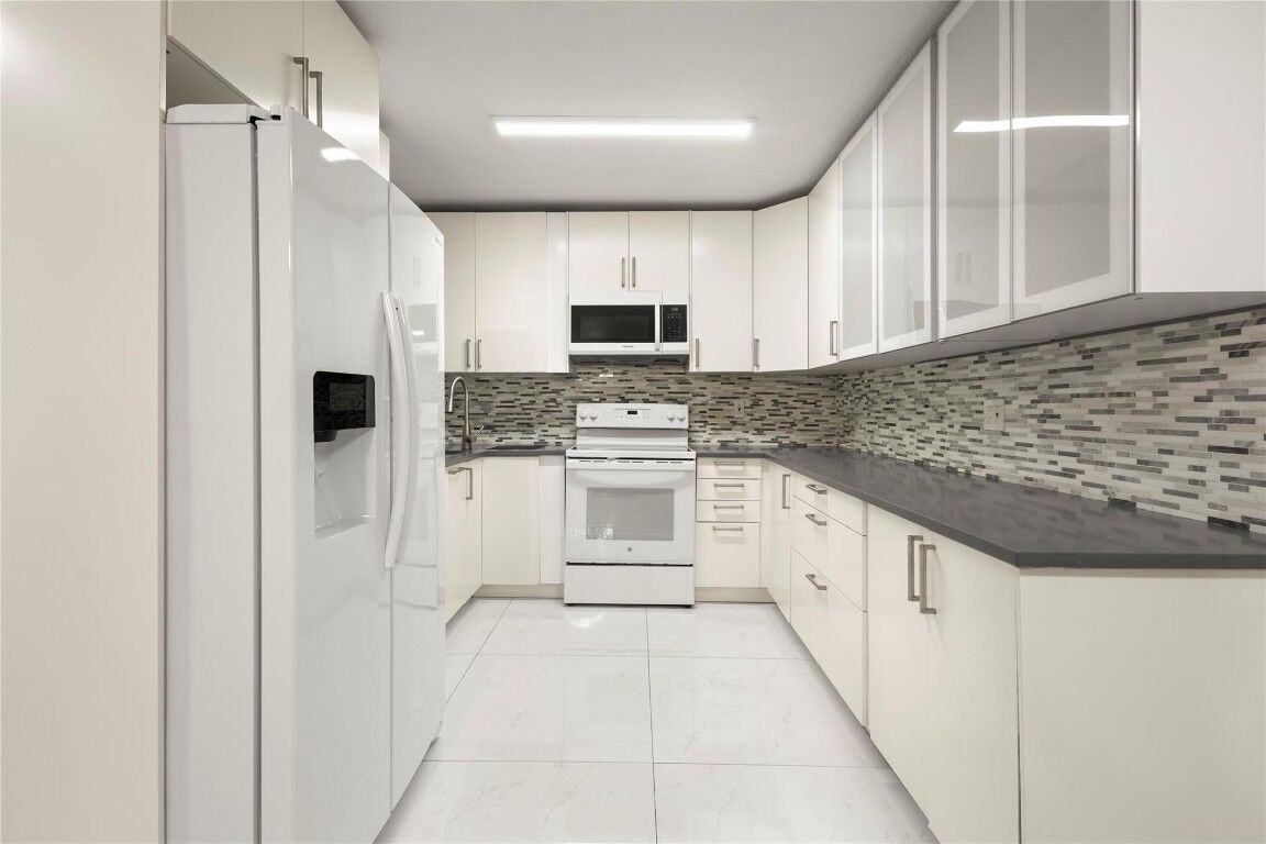 Property Photo:  3167 Cocoplum Circle 3167  FL 33063 