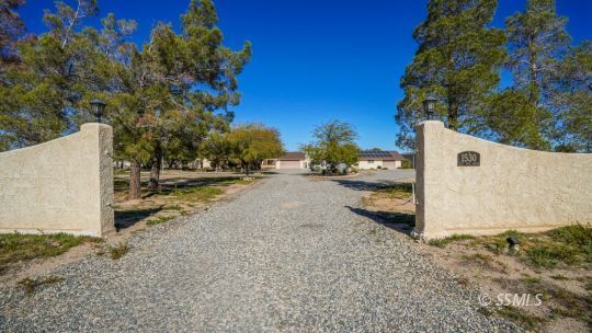 Property Photo: 1530 W Ward Ave CA 93555