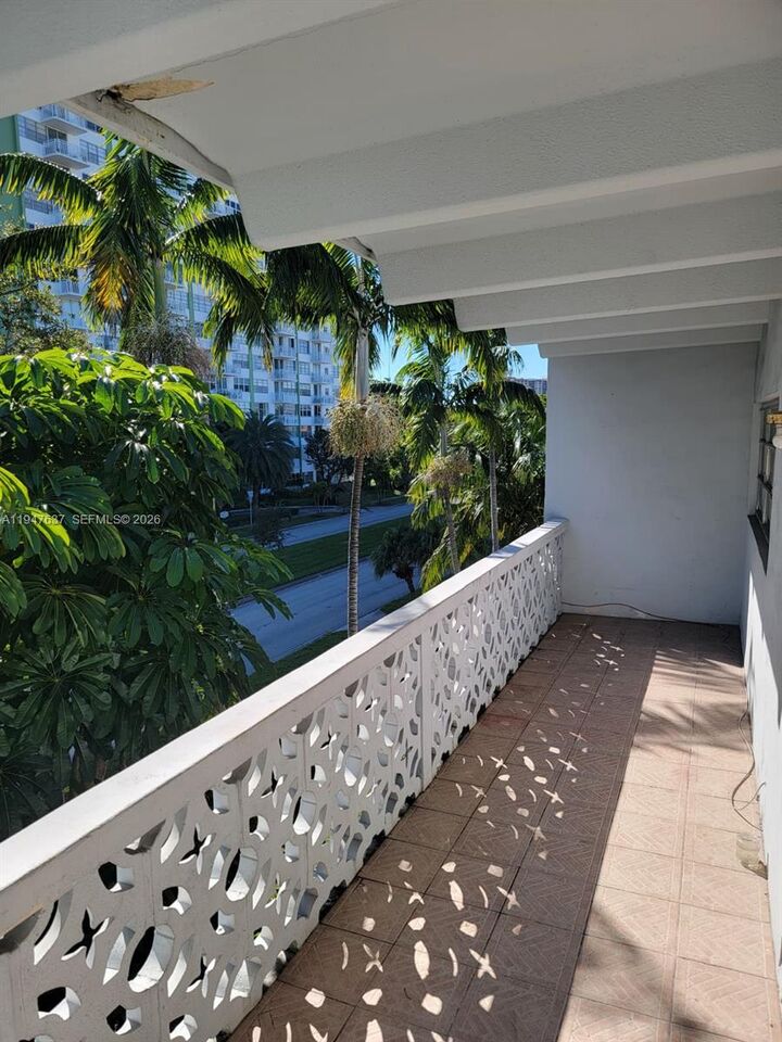 Property Photo:  2005 Sans Souci Blvd 303  FL 33181 