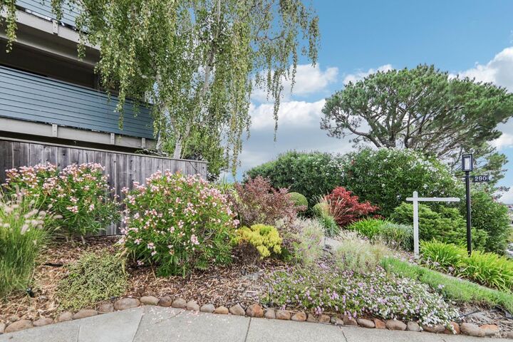 Property Photo: 290 Via Casitas 206 CA 94904