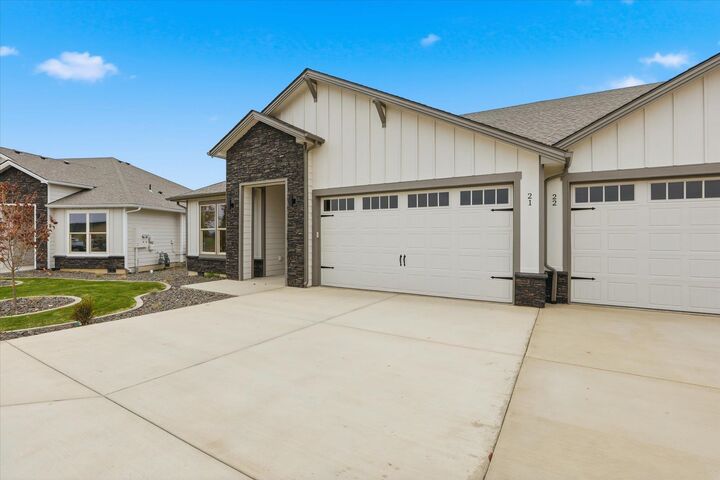 Property Photo: 1109 - Unit 21 N Country Club Dr 21 WA 99006