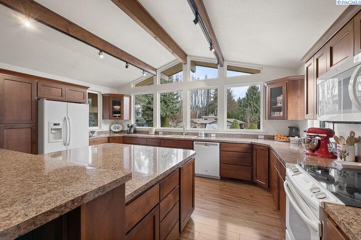 Property Photo:  940 SE Glen Echo Rd  WA 99163 