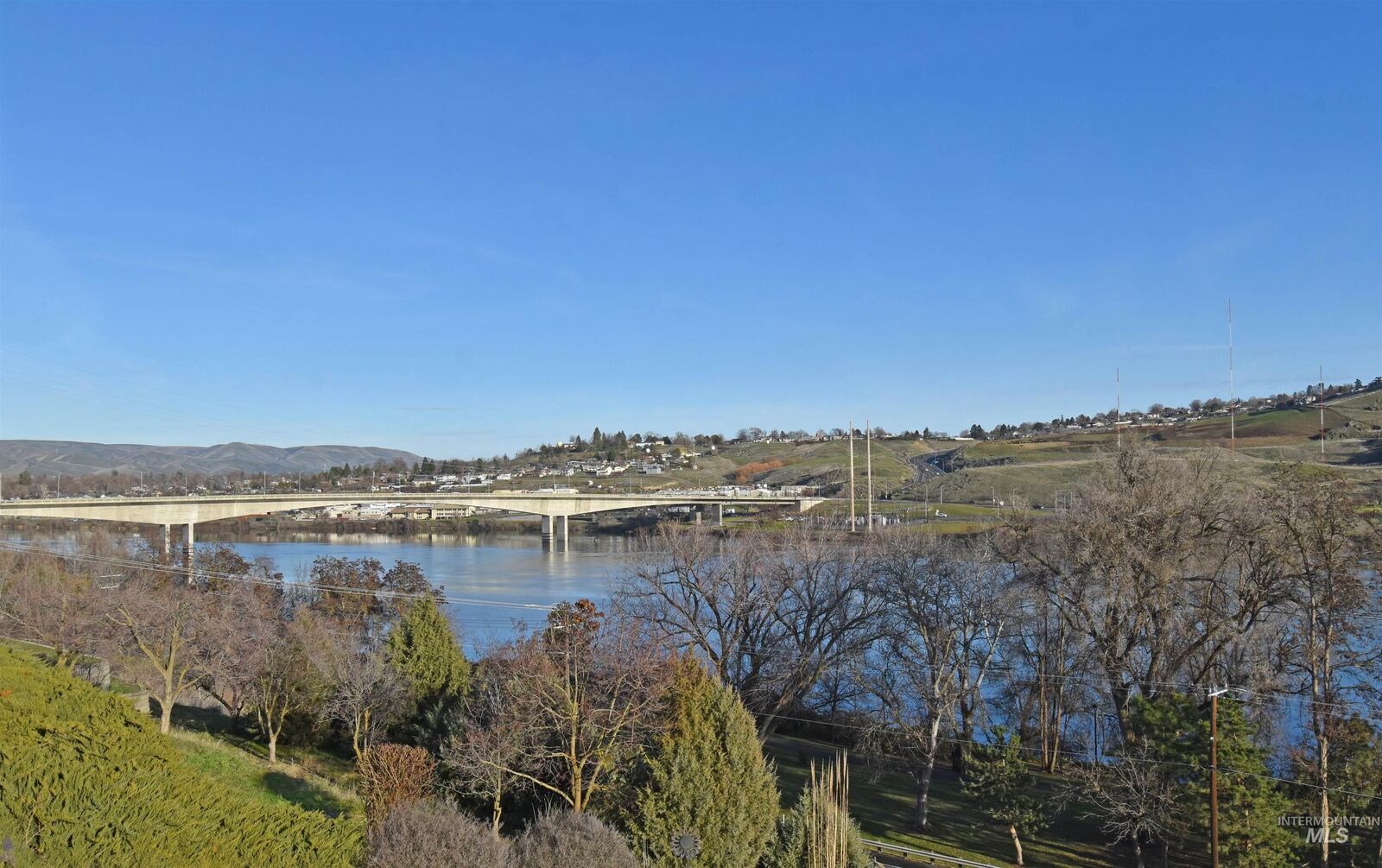 Property Photo:  1909 Parkview Ct  WA 99403 