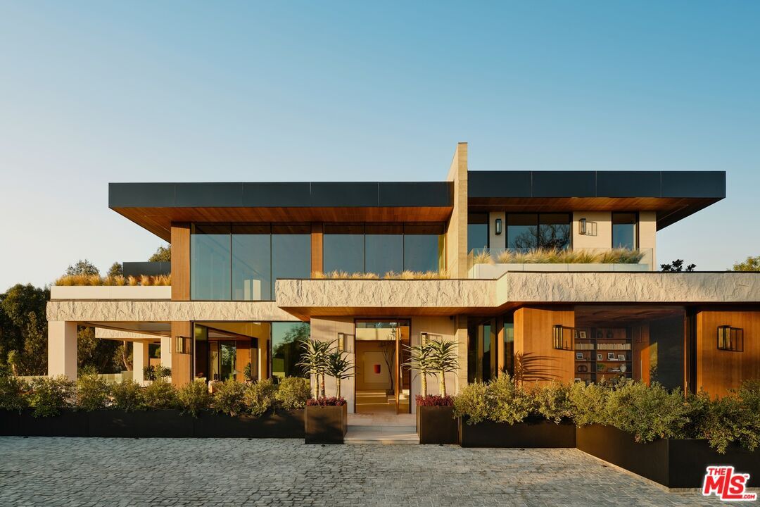 Property Photo: 401 N Tigertail Rd CA 90049