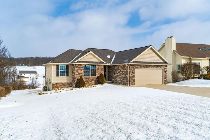 Property Photo:  992 Country Club Drive  OH 43028 