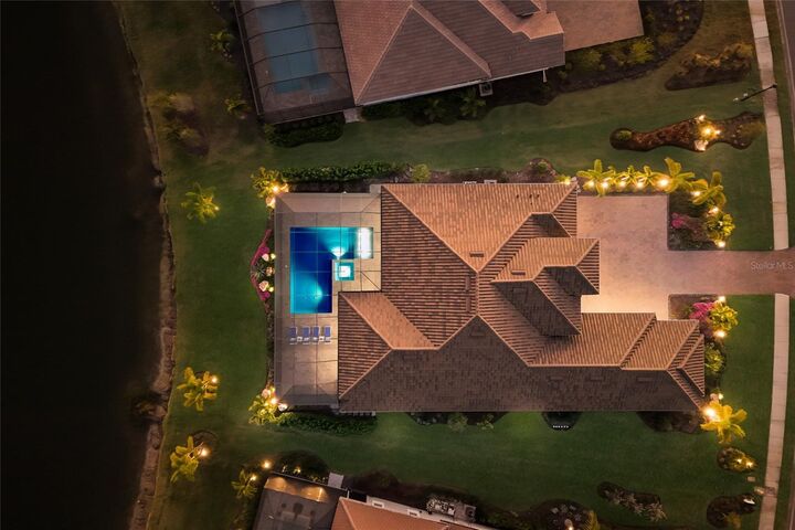 Property Photo: 7923 Bowspirit Way FL 34202