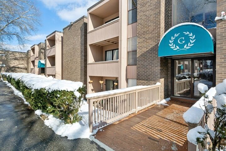 Property Photo:  18 Shrewsbury Green Dr I  MA 01545 