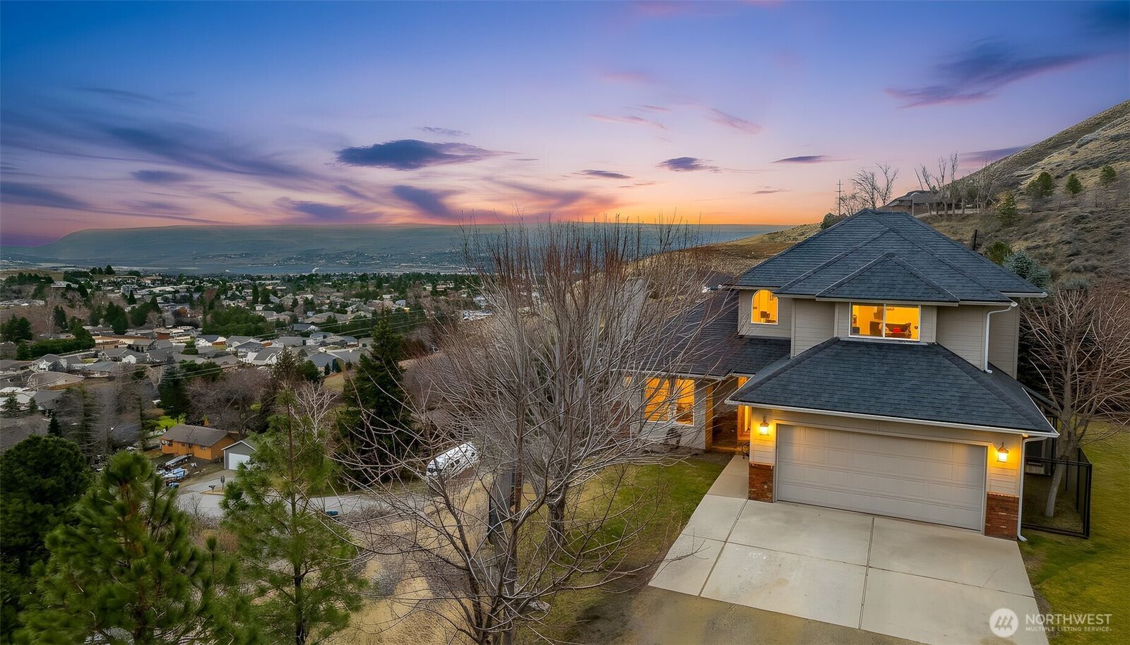 Property Photo:  222  Austin Ave  WA 98801 