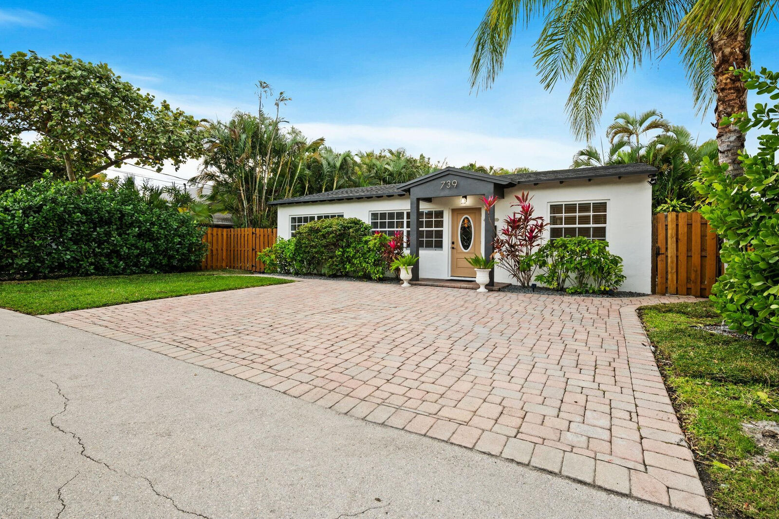 Property Photo:  739 NE 17th Road  FL 33304 