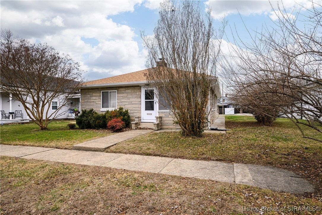 Property Photo:  2231 E Oak Street  IN 47150 
