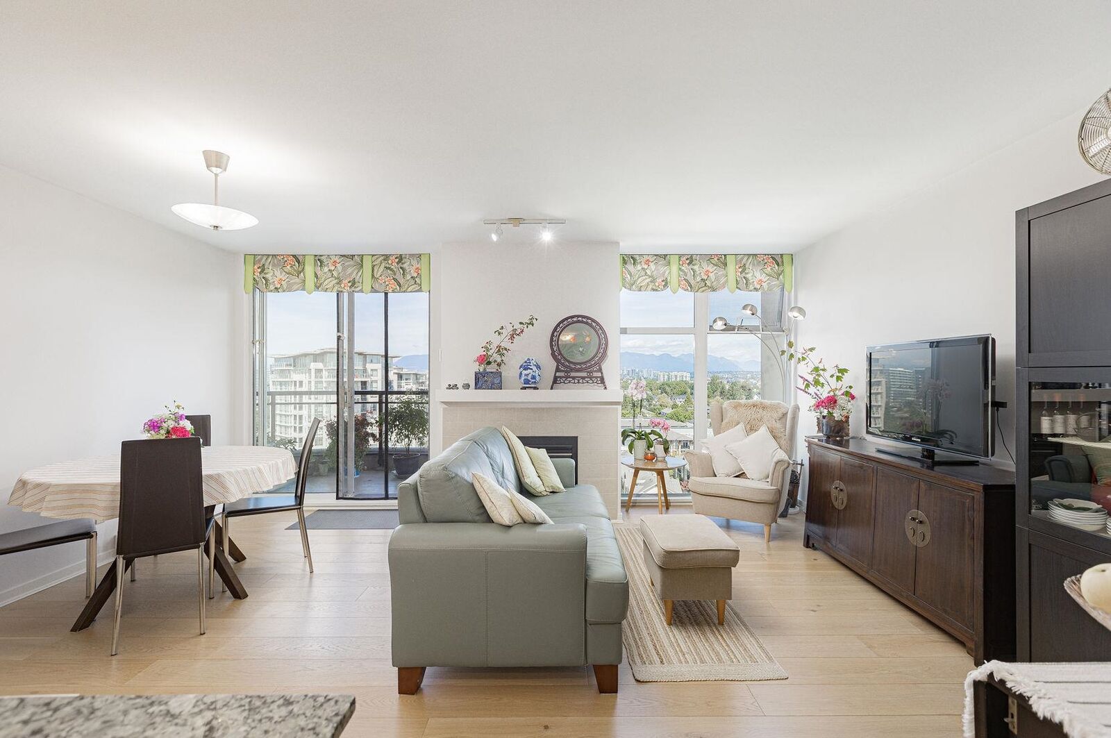 Property Photo:  8460 Granville Avenue 1607  BC V6Y 4E7 