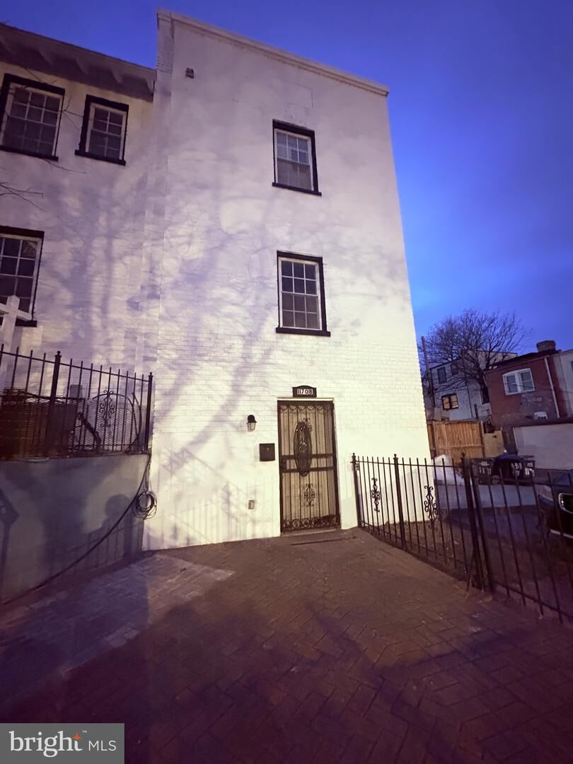 Property Photo:  1170 Abbey Place NE B  DC 20002 