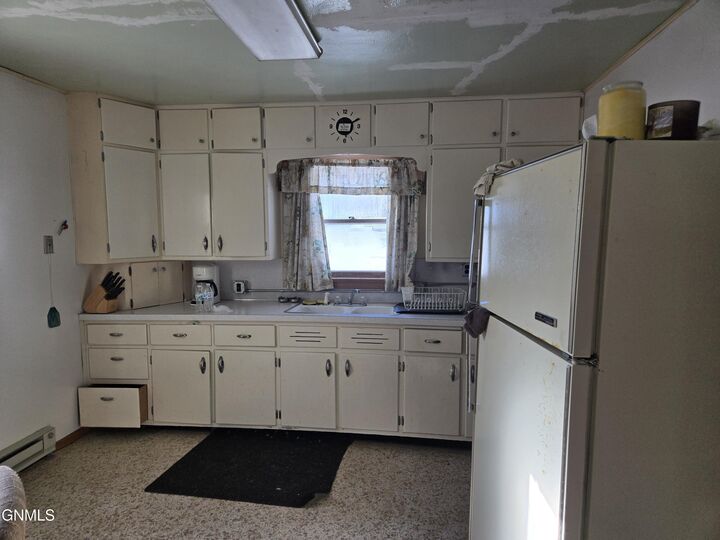 Property Photo: 202 2nd Avenue SW ND 58581