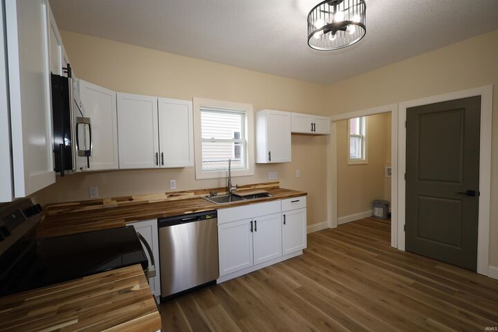 Property Photo:  739 W 4th Street  IN 46808-2613 