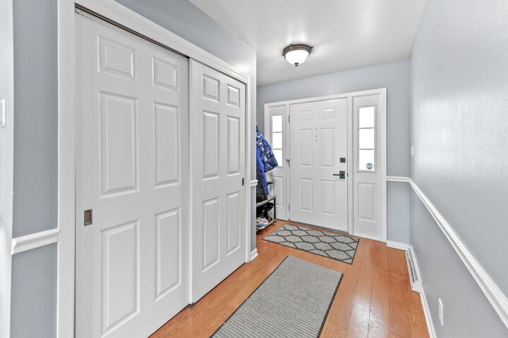 Property Photo:  534 Woodridge Dr  WI 53024 