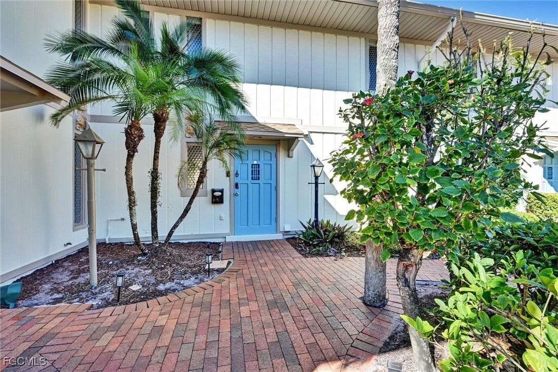 Property Photo:  4265 Island Circle B  FL 33919 