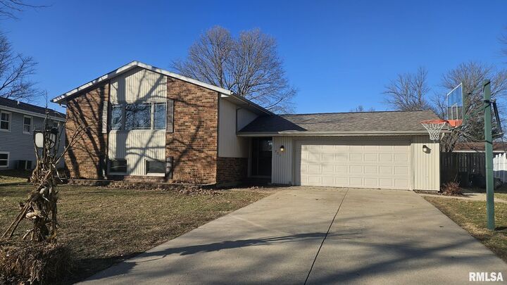 Property Photo:  221 New Salem Drive  IL 61520 