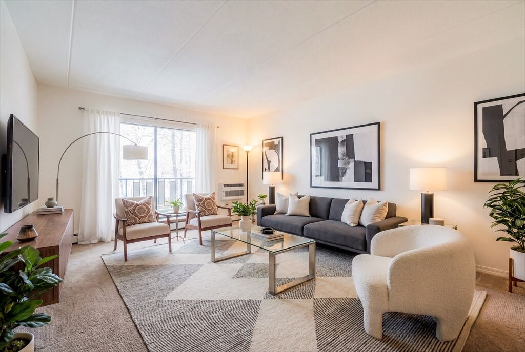 Property Photo: 80 N Warren St 31 MA 01801