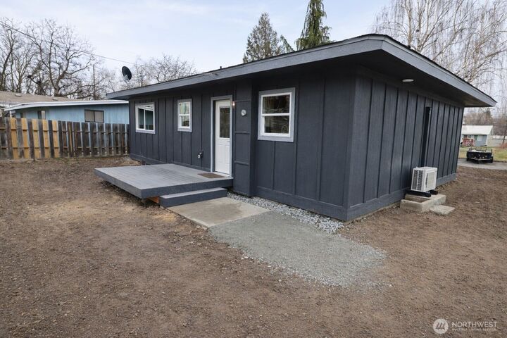 Property Photo:  919 E Johnson Avenue  WA 98816 