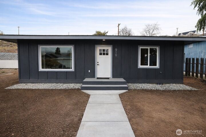 Property Photo: 919 E Johnson Avenue WA 98816