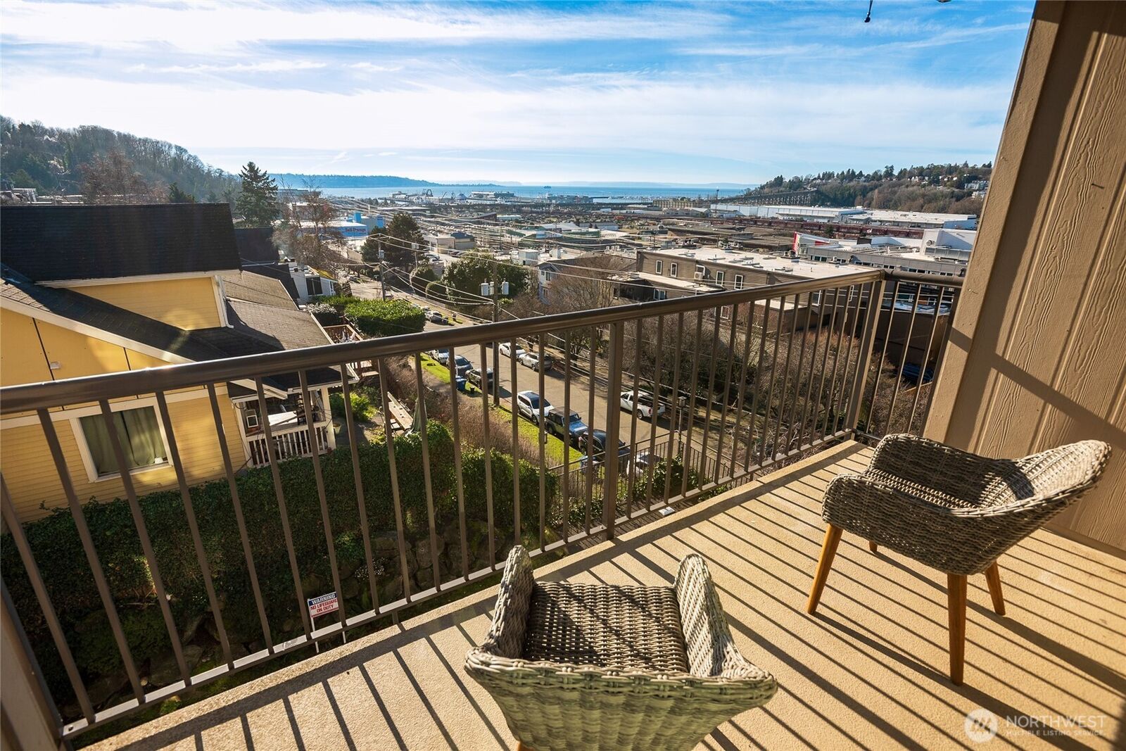 Property Photo:  2253  Gilman Drive W 406  WA 98119 