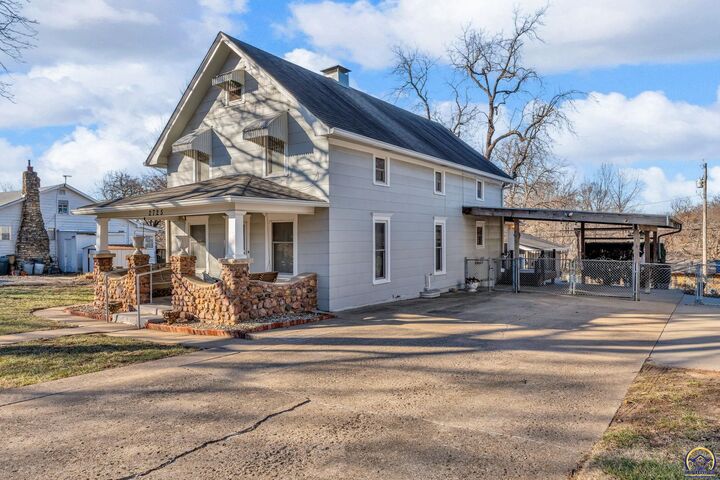 Property Photo:  2725 SE Pennsylvania Ave  KS 66605 