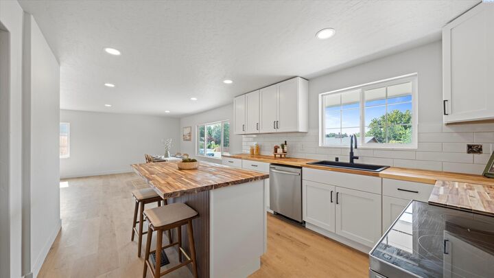 Property Photo:  1106 Claire St  WA 99350 