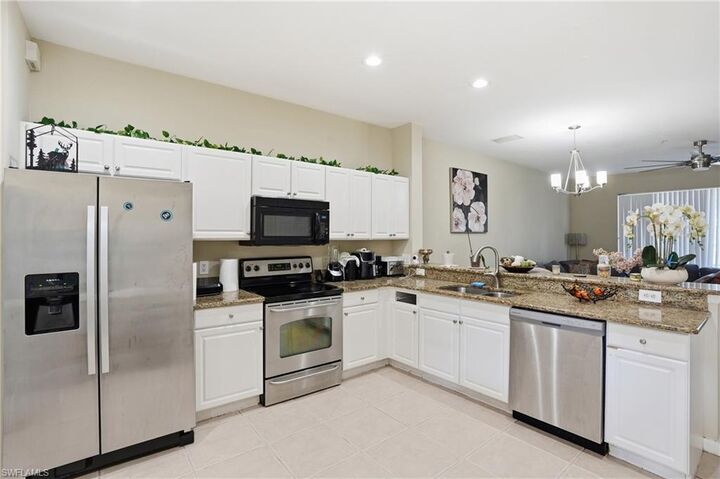 Property Photo: 1013 Hampton Cir 127 FL 34105