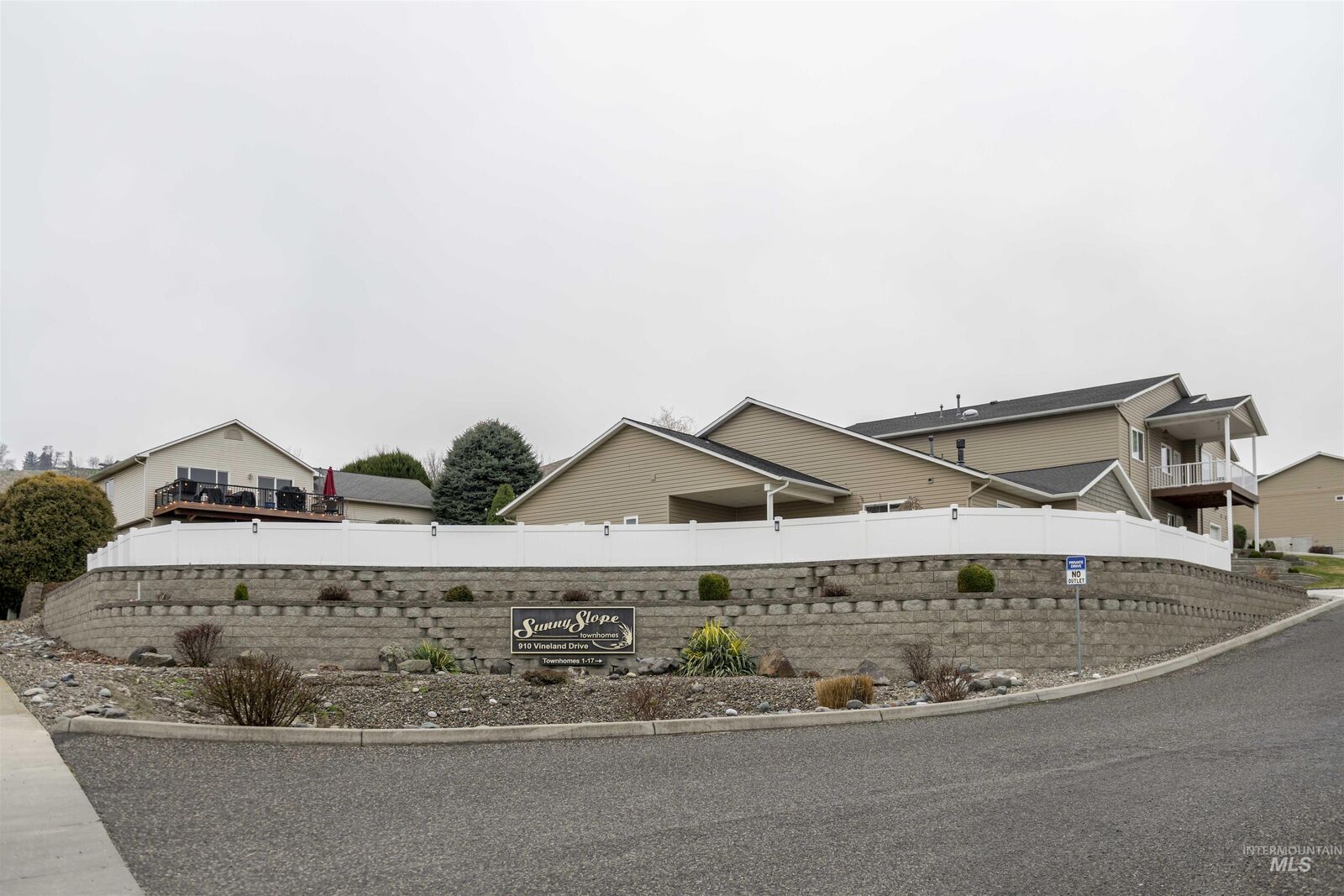 Property Photo: 910 Vineland Dr 6 WA 99403