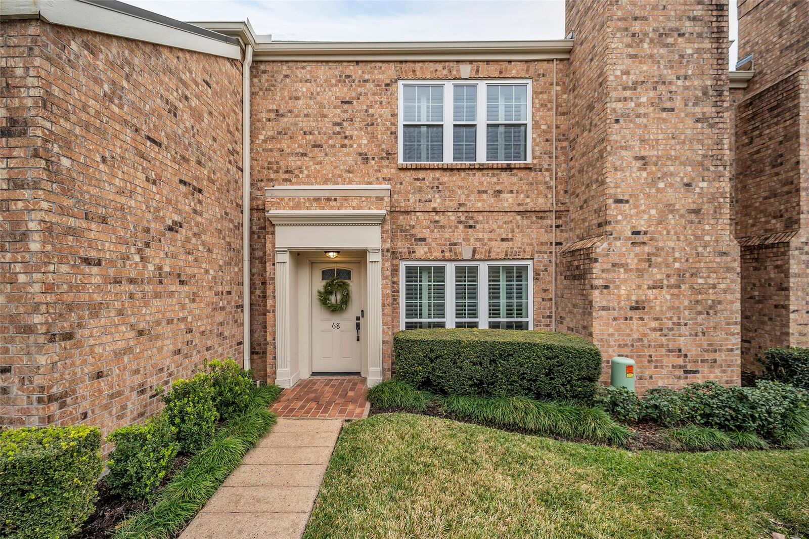 Property Photo:  600 Wilcrest Drive 68  TX 77042 