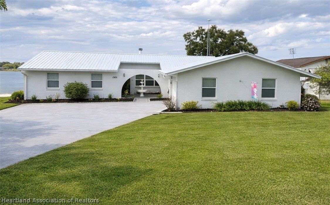 Property Photo: 1369 NE Viola Road FL 33825