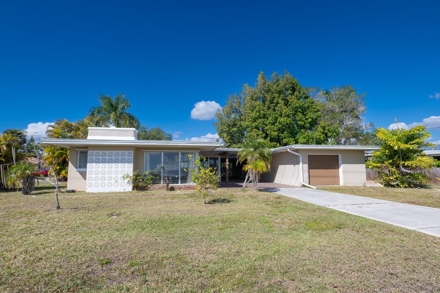 Property Photo:  410 W Charlotte Avenue  FL 33950 