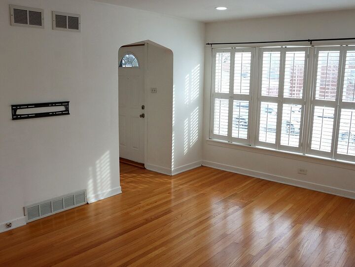 Property Photo:  2718 S East Avenue  IL 60402 