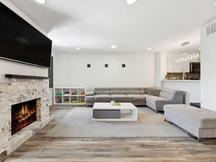 Property Photo:  320 Sheridan Drive 2C  IL 60527 