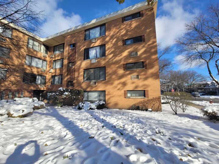 Property Photo:  2700 W Lunt Avenue 201  IL 60645 