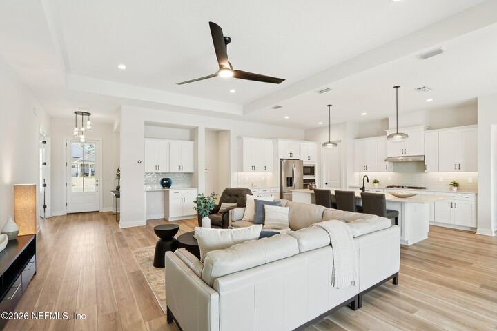 Property Photo: 170 Pasarela Drive FL 32095