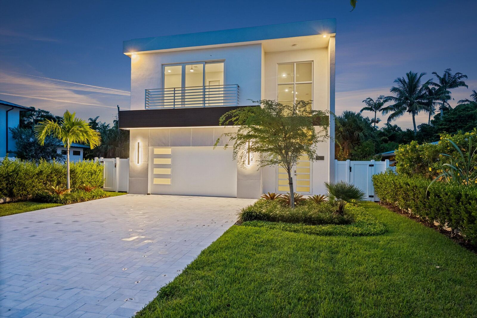Property Photo:  827 N Lake Avenue  FL 33483 