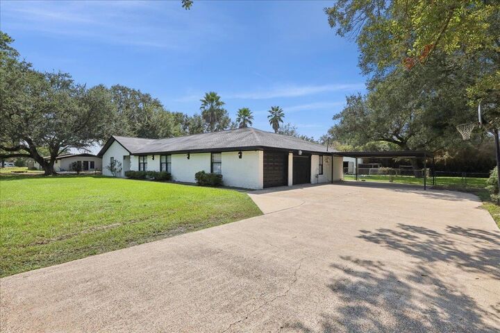 Property Photo:  167 Ridgewood St  TX 77611 