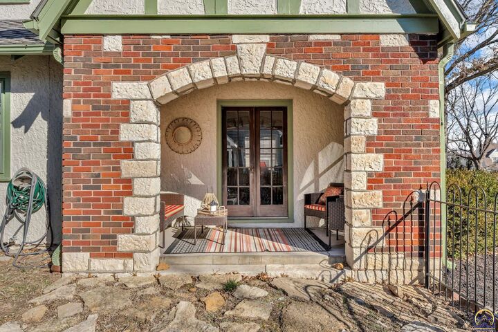 Property Photo:  1347 SW Campbell Ave  KS 66604 