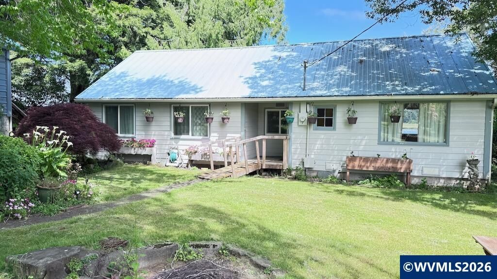 Property Photo: 2032 SE Garden Way OR 97394