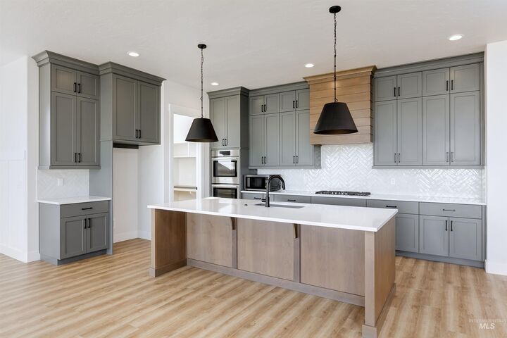 Property Photo:  21870 Appaloosa Ave  ID 83669 