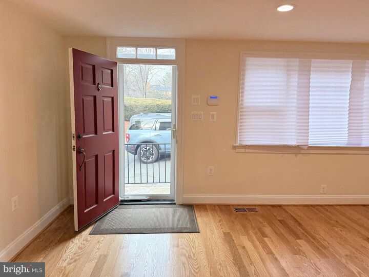 Property Photo:  217 W Market Street  VA 20176 