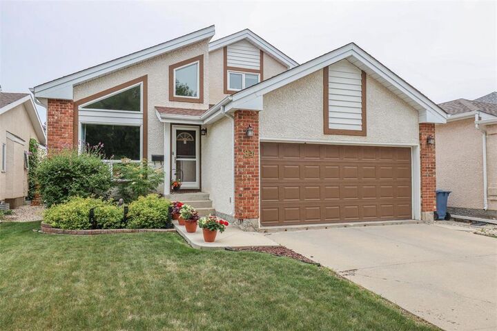 Property Photo:  84 Beaufort Crescent  MB R3T 5V7 