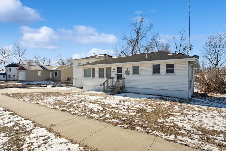 Property Photo:  2262 C Street SW  IA 52404 