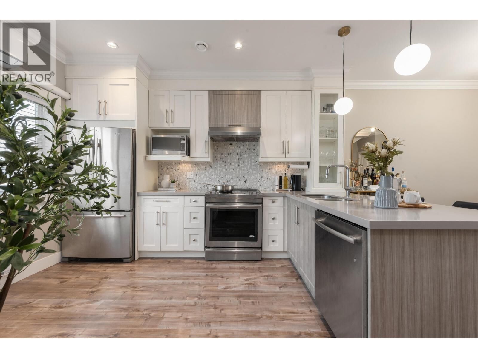 Property Photo:  9840 Alberta Road 6  BC V6Y 1T6 