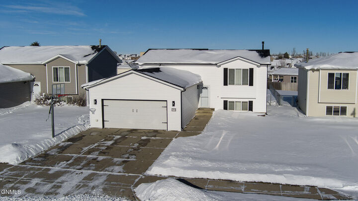 Property Photo: 3704 Lewis Road NW ND 58554