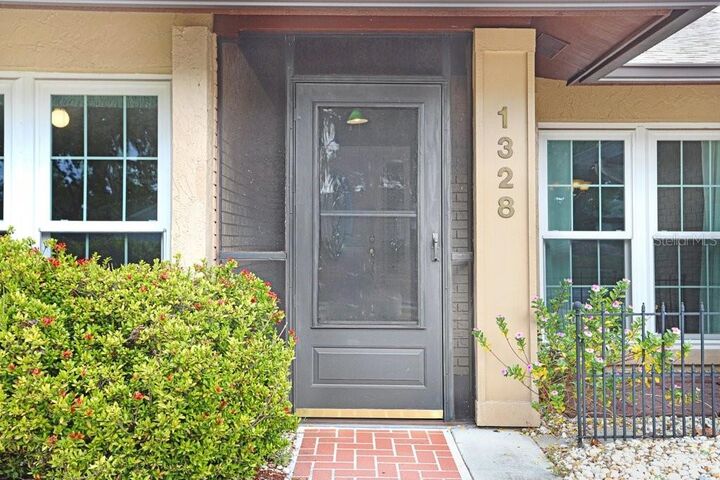 Property Photo:  1328 Corner Oaks Drive  FL 33510 