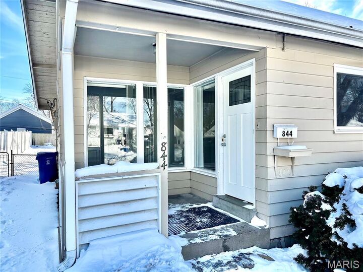 Property Photo:  844 Queen Anne Place  MO 63122 